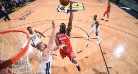 NBA雄鹿队后卫克里斯-利文斯顿续约230万美元合同